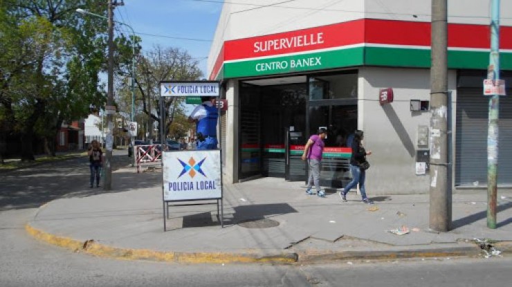 Murió un jubilado en la cola del banco Superville